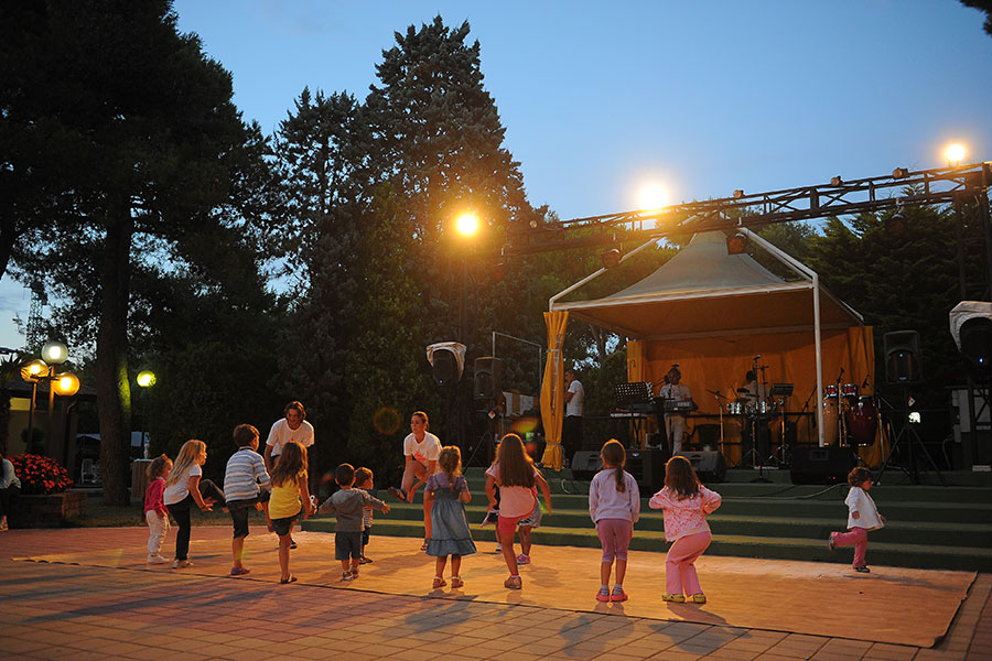 Spettacolo con animatori e bambini
