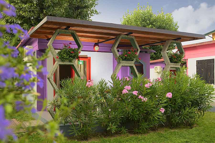 Esterno del Bungalow Baby Casa immerso nel verde