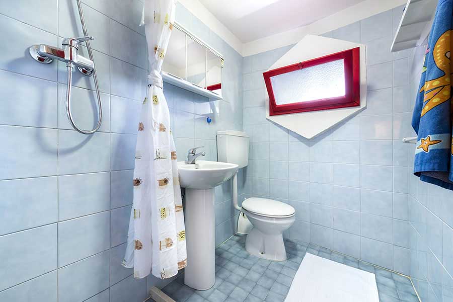 Bathroom with shower of the bungalow