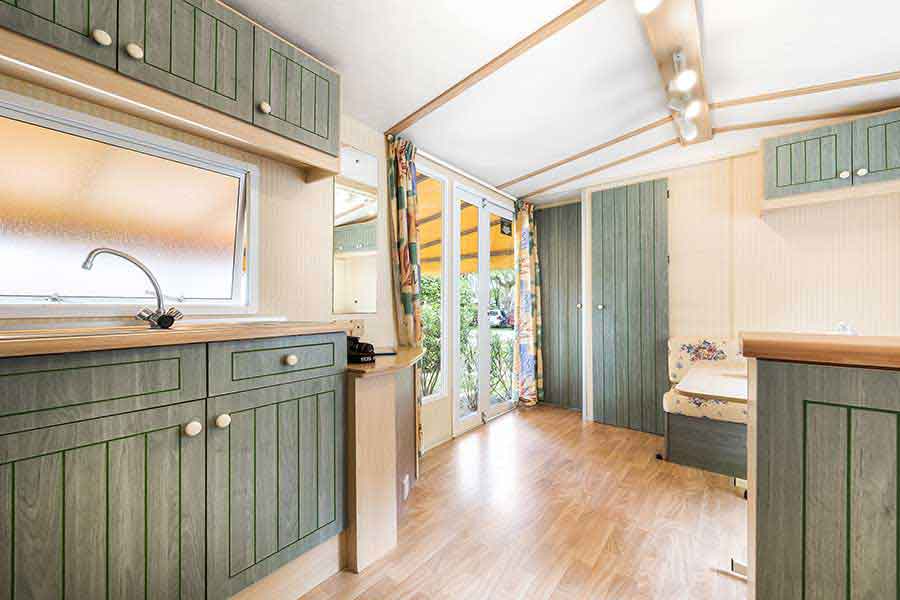 Cucina attrezzata della casa mobile con affaccio nel terrazzo