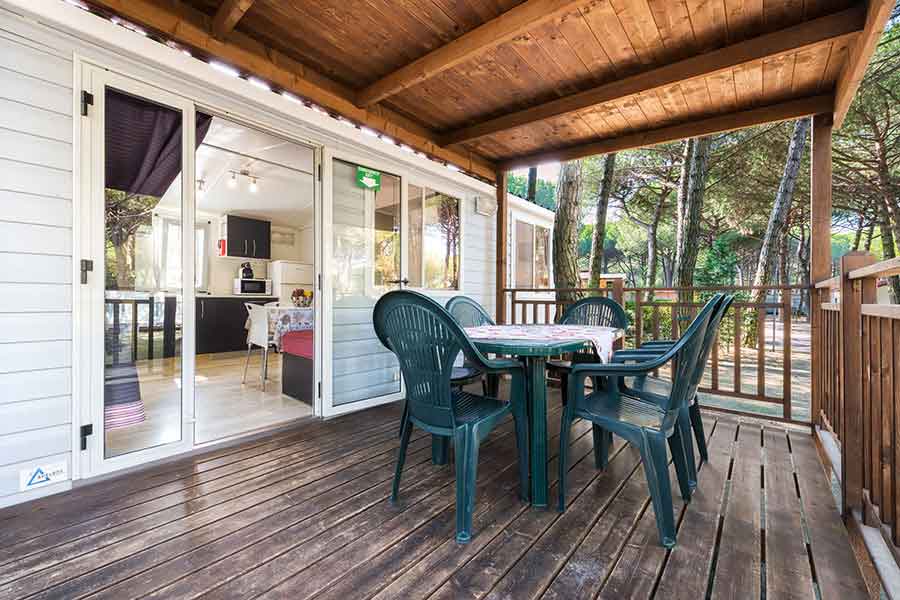 Maxi caravan Elegance con terrazza abitabile e attrezzata con tavolo e sedie con affaccio alla cucina