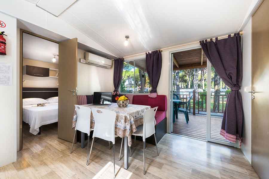 Soggiorno-cucina del maxi caravan con affaccio sulla terrazza attrezzata