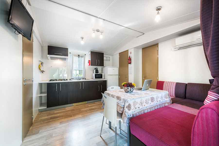 Cucina attrezzata del maxi caravan