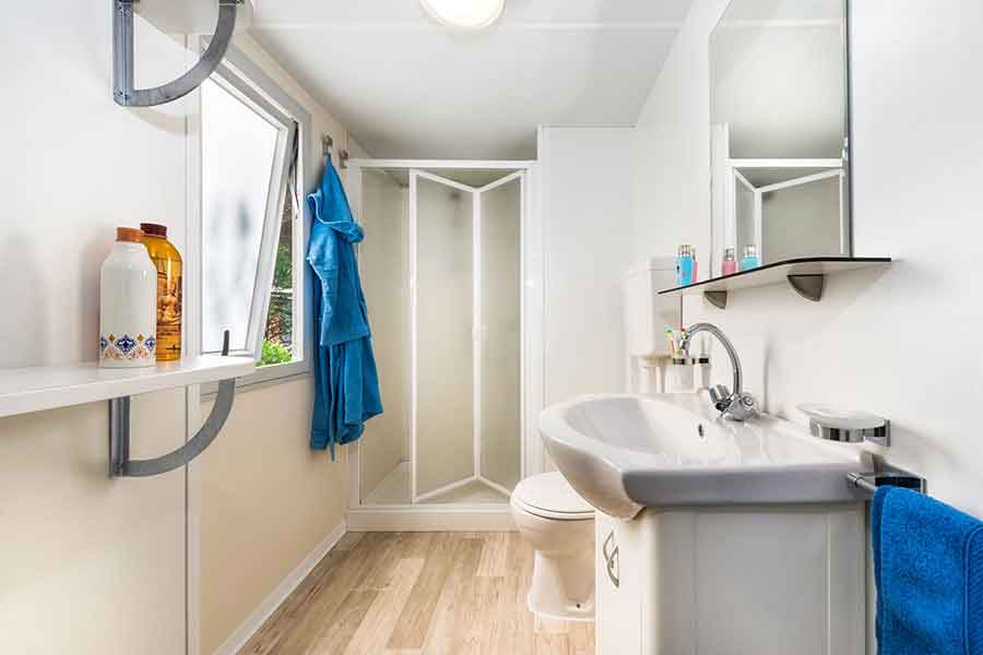 Bagno con doccia del maxi caravan