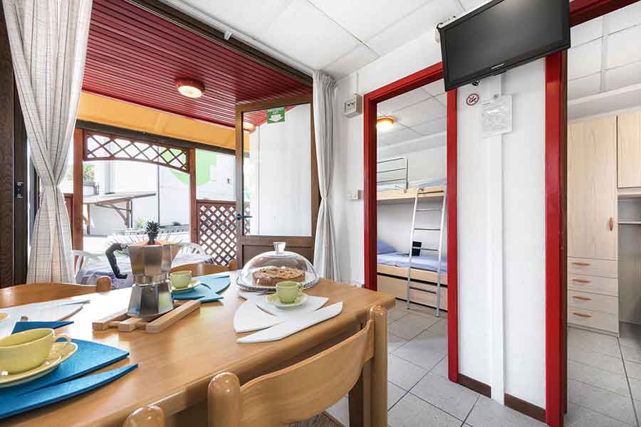 Soggiorno-cucina con affaccio esterno del bungalow