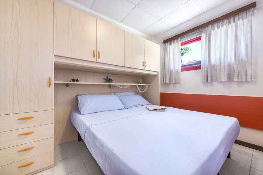 Camera matrimoniale con armadio a ponte del bungalow