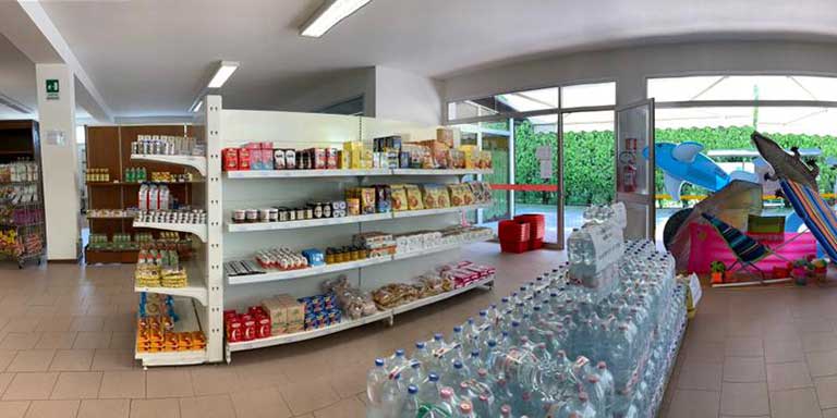 Mini market con vasto assortimento di generi alimentari, cura della persona e articoli per la spiaggia