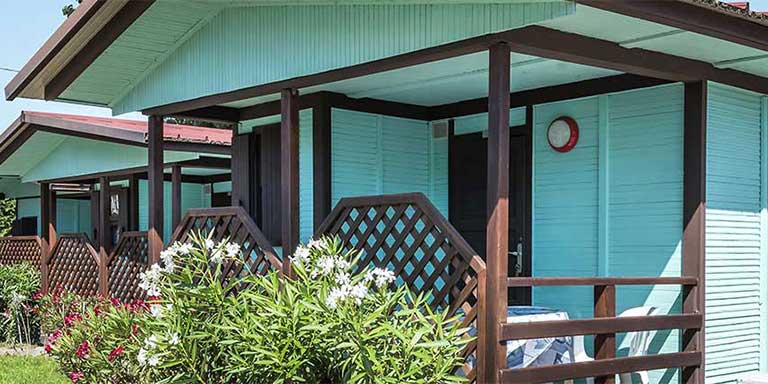 Mini bungalow immerso del verde con spazio esterno coperto