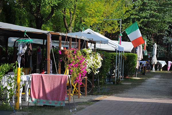 Piazzola Tipo B per Camper o Roulotte delimitata da siepi