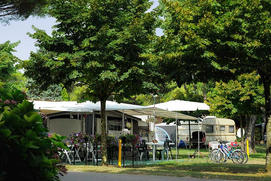 Piazzole con tende e roulotte