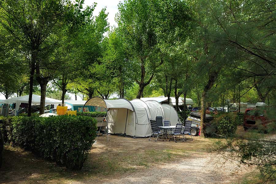 Piazzole con tende e roulotte