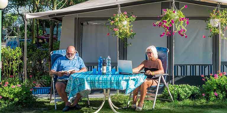 Piazzola con grande tenda e spazio esterno con tavolo e sedie