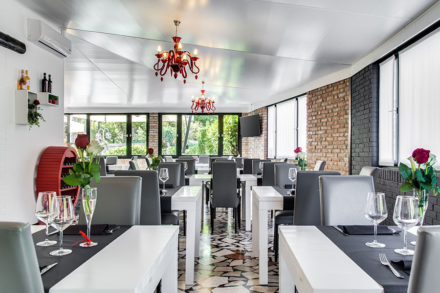 Ristorante con arredo moderno con tavoli apparecchiati