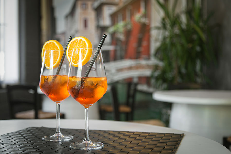 Tavolo bar con cocktail