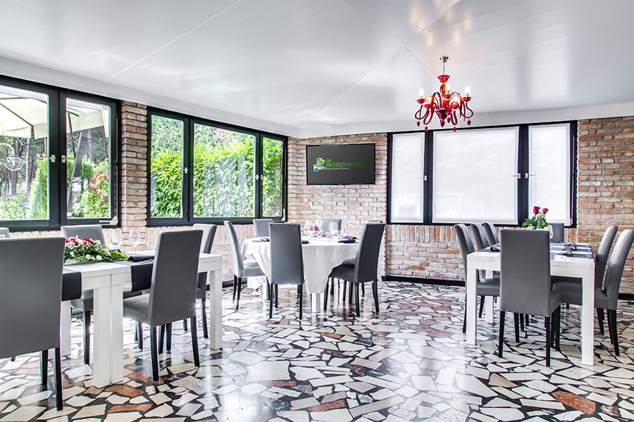 Ristorante con tavoli apparecchiati