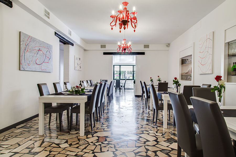 Ristorante con tavoli apparecchiati