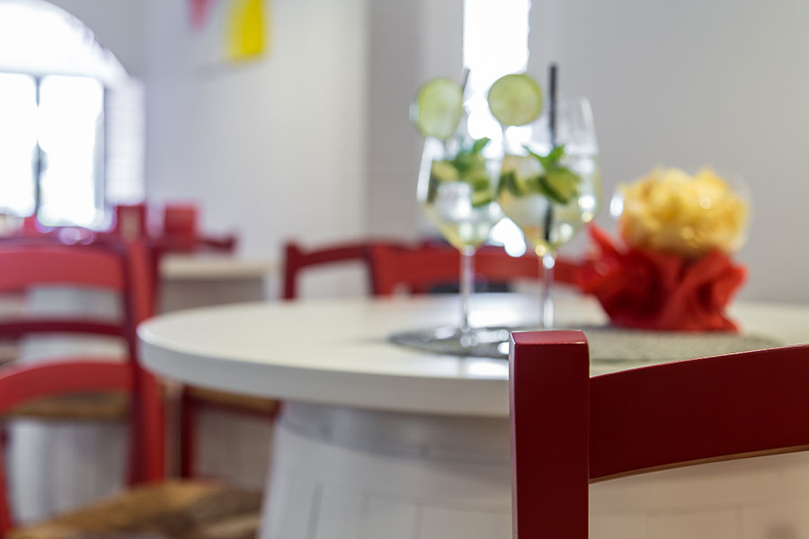 Tavolo bar con cocktail