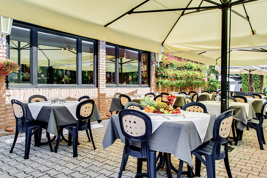 Tavoli esterni al ristorante