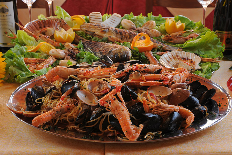 Vassoi con pietanze di pesce