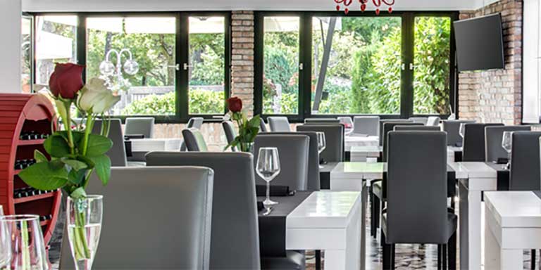 Ristorante con arredo moderno con tavoli apparecchiati