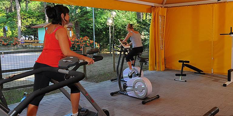 Area fitness attrezzata con Tapis Roulant, Spin Bike, ellittica e Bench