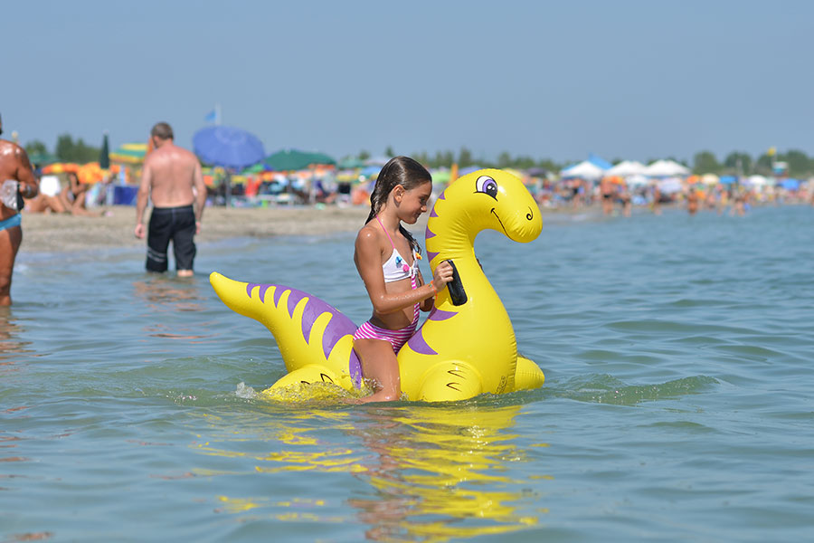 Famiglia che gioca con la sabbia sulla riva