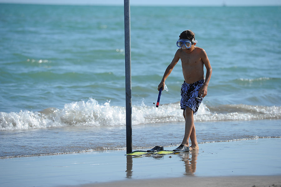 Madre e figlia che scavano una buca sulla sabbia