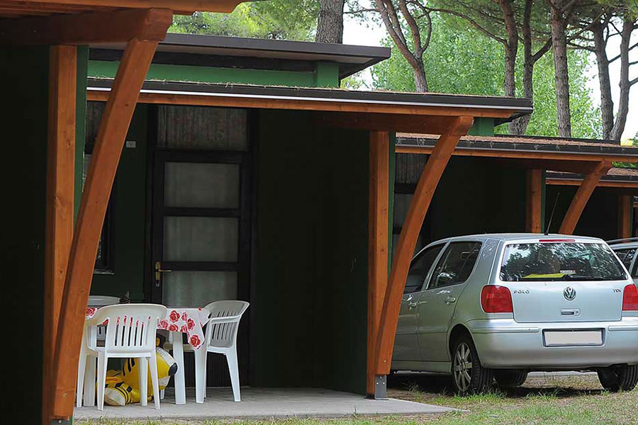 Spazio esterno con posto auto del mini-bungalow