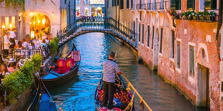 Scorcio di Venezia di sera con Gondole e ristoranti